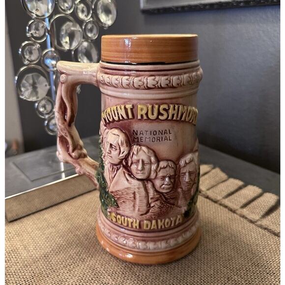 VINTAGE MOUNT RUSHMORE/CORN PALACE BEER STEIN HOLDS APPROX' 24 OZ. JAPAN - Picture 1 of 3